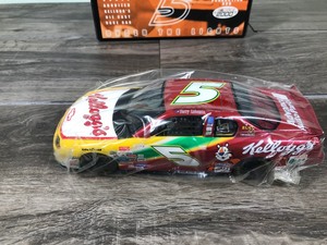 lot 95 image: 2000 Nascar Racing Champions Under the Lights Terry Labonte #5  Kellogs 124 scale die cast stock car