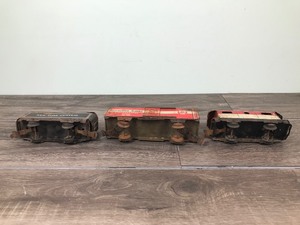 lot 110 image: 3 - Metal Vintage Marx train cars