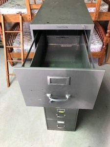 lot 5 image: Heavy duty 5 drawer metal file cabinet