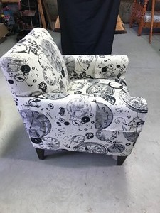 lot 3 image: Flex Steel living room chair with clock decorations on it