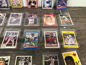 lot 341 image: Lot of Baseball Cards