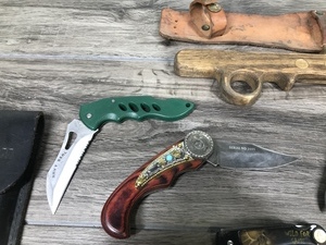 lot 386 image: Lot of 8 knives and 2 cases