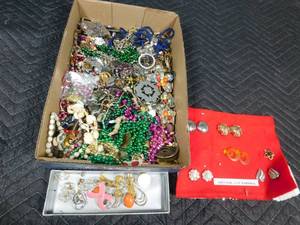 lot 206 image: Flat of jewelry
