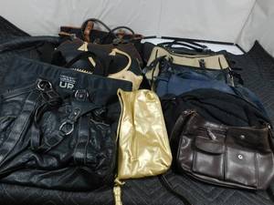 lot 212 image: Tote of purses