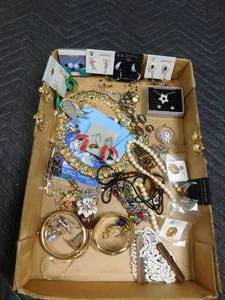 lot 301 image: Box of jewelry
