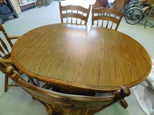 lot 1 image: Dining table w 4 chairs