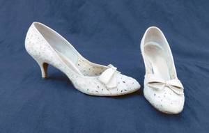 lot 56 image: Vintage Ivory Eyelet Town & Country Caress Shoes Size 8