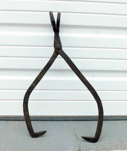 lot 21 image: Vintage Ice Tongs Number 3