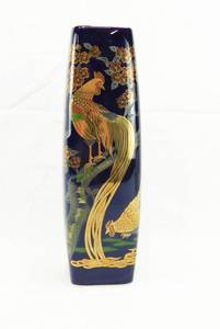 lot 112 image: Vintage Japanese Cobalt Ray Control Square Vase