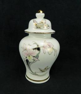 lot 114 image: Vintage Japanese Fine China Urn