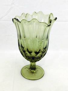lot 140 image: Vintage Thumbprint Green Swung Handkerchief Pedestal Vase