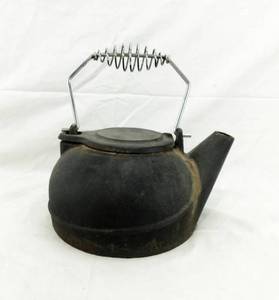 lot 3 image: Vintage Heavy Cast Iron Kettle