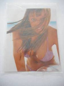 lot 1 image: 8 x 10 Tyra Banks Autograhed Photo with COA