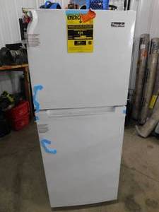 lot 212 image: Magic Chef  10.1 cu. ft. Top Freezer Refrigerator in White