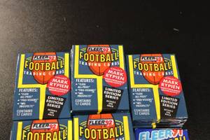 lot 290 image: 1992 Fleer Football Unopened Pack Lot  21 Packs w (1) Pack of 1991 Fleer