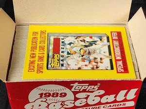lot 422 image: 1989 Topps Traded Baseball Card Set Open Item