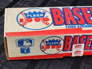 lot 421 image: Factory Sealed 1990 Fleer Baseball Card Set