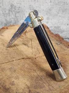 lot 124 image: Stiletto Locking Balde Knife