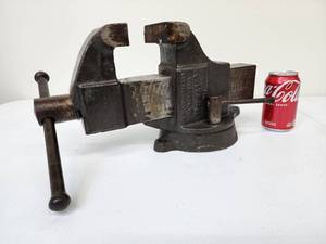 lot 10 image: Large Size Workbench Vise