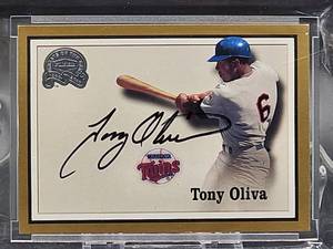 lot 28A image: 2000 Fleer Minnesota HOF Great Tony Oliva Autographed Baseball Card