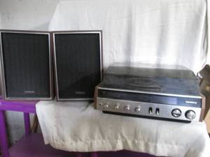bookshelf record player with speakers