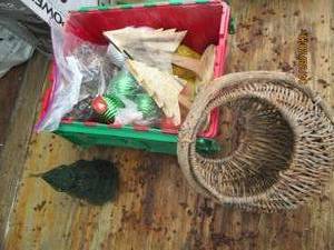 Clamshell closing tote full of Christmas ornaments