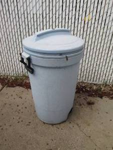 Rubbermaid bruiser lidded garbage can