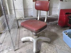Vintage adjustable rolling office chair