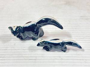 lot 7 image: Rosemeade Pottery Skunks