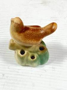 lot 8 image: Rosemeade Pottery Bird