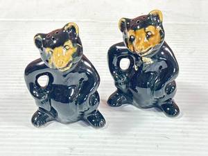 lot 10 image: Rosemeade Pottery Salt & Pepper Bears