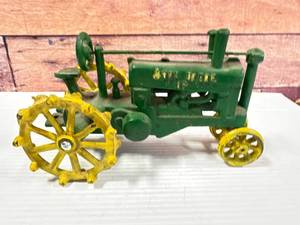 lot 53 image: Vintage Cast Iron John Deere Tractor 8 Inch