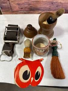 lot 88 image: Slyde Stroke Strap & Shaving Instruments
