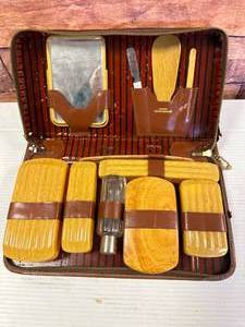 lot 90 image: Vintage Shaving Kit