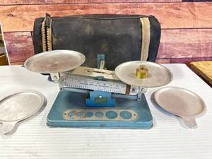 lot 100 image: Vintage Pelouze Balance Scale