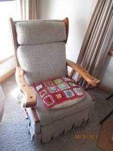 lot 101 image: Wood framed Neutral Tone Upholstere...