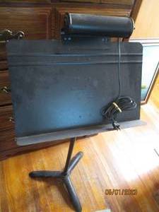 lot 128 image: Heavy duty metal music stand with a...