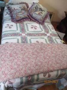 lot 131 image: Twin size metal bedframe, bedding a...