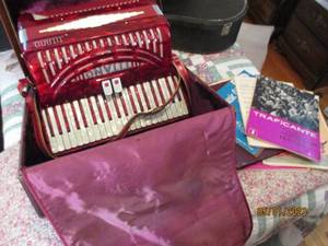 lot 20 image: Vintage Titano Accordian with hards...