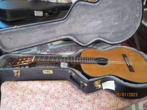 lot 23 image: Vintage Washburn acoustic guitar