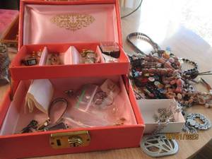 lot 156 image: Vintage coral tone jewelry box with...