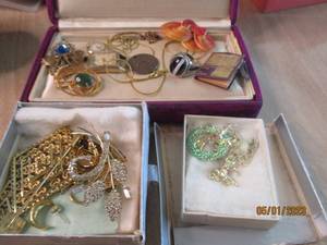 lot 157 image: Plum velour style jewelry box with ...