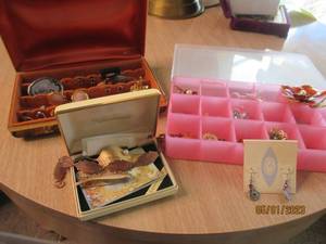 lot 158 image: Vintage clamshell closing jewelry b...