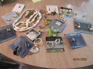 lot 159 image: Lot of assorted style cosmetic jewe...