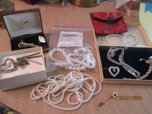 lot 162 image: Necklaces and earrings of costume p...