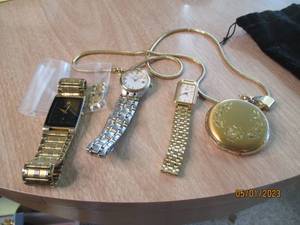 lot 165 image: Assortment of gold and silver toned...