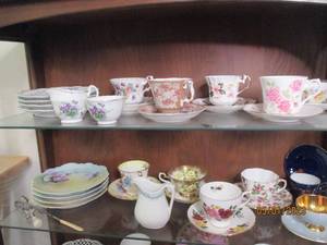 lot 175 image: Top (2) shelves of hand painted Chi...
