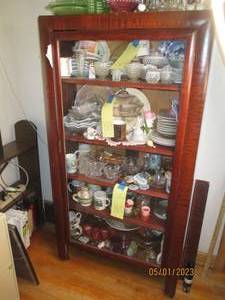 lot 186 image: Vintage Wood display cabinet with (...