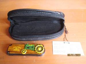 lot 207 image: Franklin Mint Collectible Pocket kn...