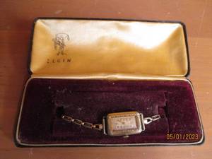 lot 219 image: Vintage ladies Elgin gold plated wr...